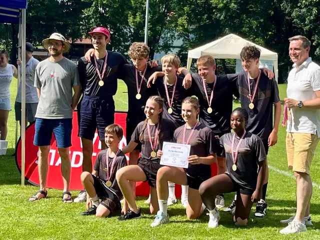 Martin Fürst, Obmann der Mosquitos Klosterneuburg, Michael Meister, Trainer der Styrian Blackbirds, die Spielerinnen und Spieler Lukas Schmidbauer, Simon Unterkofler, Thomas Fink, Samuel Zach mit Christoph Kaufmann, dem Bürgermeister von Klosterneuburg (hinten v. l.), sowie die Spielerinnen und Spieler Florian Bratschitz, Nora Bratschitz, Elena Hierzer und Daniela Danso (v. l.)