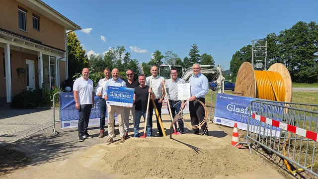 Johann Kaiser (A1), Gabriel Dusl (G. Spindler Erdbau GmbH), Christian Sternbauer (A1), Georg Spindler MSc (Geschäftsführung Spindler Baugruppe), Bürgermeister Hannes Aigner (Waldzell), Fritz Meyer (Breitbandbüro Oberösterreich), Christian Wappel (A1), Michael Leberbauer (A1) | Foto: A1 Open Fiber 
