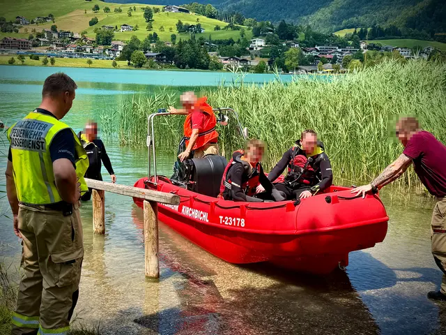 Einsatzkräfte suchten den Thiersee mit Booten ab. | Foto: ZOOM.TIROL