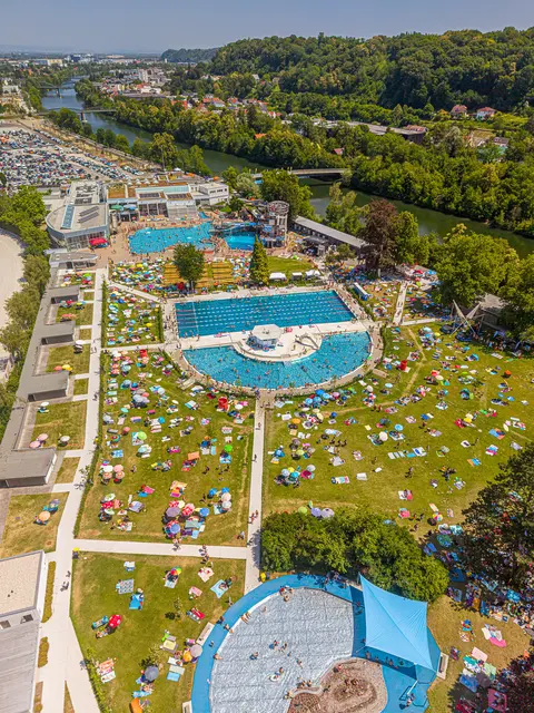 Trotz Hitze stürmten mehr als 6.000 Besucher das Welldorado, um gemeinsam das 70-jährige Bestehen des Welser Freibades zu feiern. | Foto: Stadt Wels/Hauser