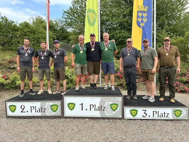 Am Podest - Kevin Radl, Daniel Promitzer und Alexander Niegelhell, Johannes Stöger, Helmut Rosskopf und Bernhard Glöckl, Johannes Mayrhofer-Grünbühel, Adam Simayr-Zott und Franz Röska.
 | Foto: Schützenverein-Mistelbach 