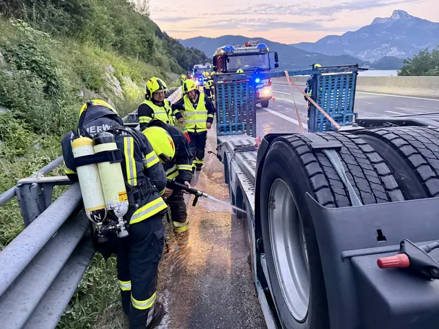 Die nachrückenden Feuerwehren führten in weiterer Folge umfangreiche Nachlöscharbeiten durch . | Foto: C. Stoxreiter