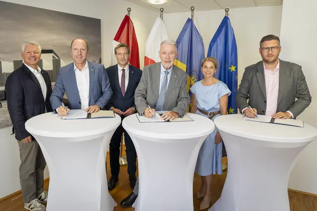 Rainer Mock (Gruppenleiter Schulen), Bürgermeister von Weikersdorf am Steinfelde Manfred Rottensteiner, Bildungsstadtrat Philipp Gruber, Bürgermeister Klaus Schneeberger, Josef Matthias Hauer-Musikschul-Direktorin Cordula Schröck und Brürgermeister von Bad Fischau-Brunn Stefan Zimper bei der Unterzeichnung. | Foto: Stadt Wiener Neustadt/Weller
