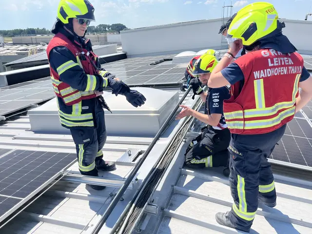 Da die Temperatur im Kabelkanal am Dach aber teilweise bei 70 Grad lag, wurde der Alarm vermutlich durch diese hohe Temperatur ausgelöst.  | Foto: FF Waidhofen/Thaya