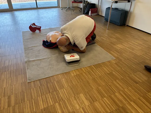 Besucher übten die Herzdruckmassage und den richtigen Einsatz eines Defibrillators. | Foto: Alexandra Goll