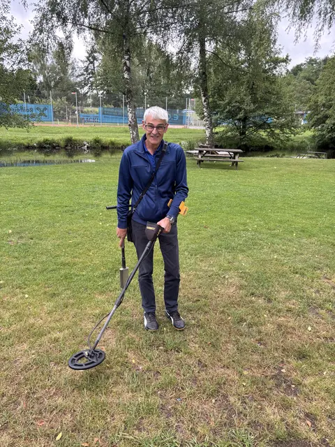 Pichler mit seinem Metalldetektor auf der Kranzling.  | Foto: MeinBezirk