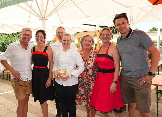 von links: Bgm Karl Huber, Jubiläumspaar Anneliese und Franz Harthaller, Souchefin Stefanie Nutz, Überraschungsgast Lisl Wagner-Bacher, Manuela Zeidlhofer (Freundin des Hauses), Vize-Bgm. Emanuel Stefely | Foto: Johann Zauner