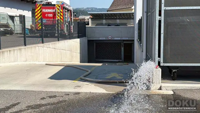 Die Feuerwehr Pöchlarn beseitigte den Wasserschaden in einem Mehrparteienhaus und verhinderte weitere Schäden. | Foto: DOKU NÖ