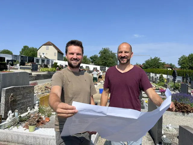 Bürgermeister Michael Strasser (li.) und Vizebürgermeister Roland Hadeyer bei der Baubesichtigung am Friedhof Vestenthal. | Foto: Gde. Haidershofen