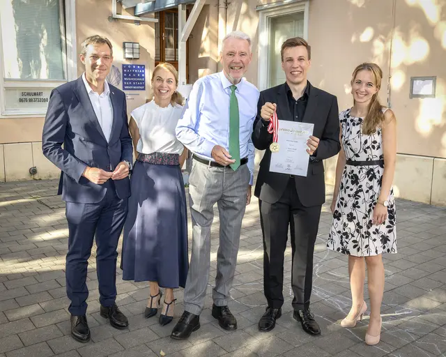 Bildungsstadtrat Philipp Gruber, Musikschul-Direktorin Cordula Schröck, Bürgermeister Klaus Schneeberger, Landessieger Alvin Szöke und Raphaela Schober. | Foto: Stadt Wiener Neustad/Weller