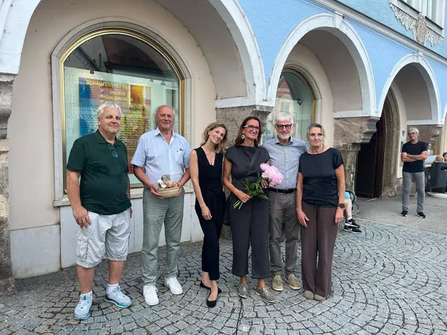Sprecher des Tourismusforums Weyer Herbert Matzenberger, Vernissageredner Künstler und Kurator Leopold Kogler, Obfrau Schaufenster der Kunst Elizabeth Spiekermann, Künstlerin Ingrid Mühlbachler, Rudolf Grogger und Vorsitzende des Kulturausschuss Weyer Ulinde Jaksch (v. li.).
 | Foto: Schaufenster der Kunst Weyer
