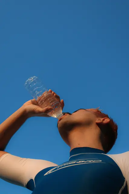 Wichtig ist es also darauf zu achten genügend Flüssigkeit und auch Elektrolyte zu sich zu nehmen, um einer Dehydration vorzubeugen. | Foto: pexels / Matheus Lima