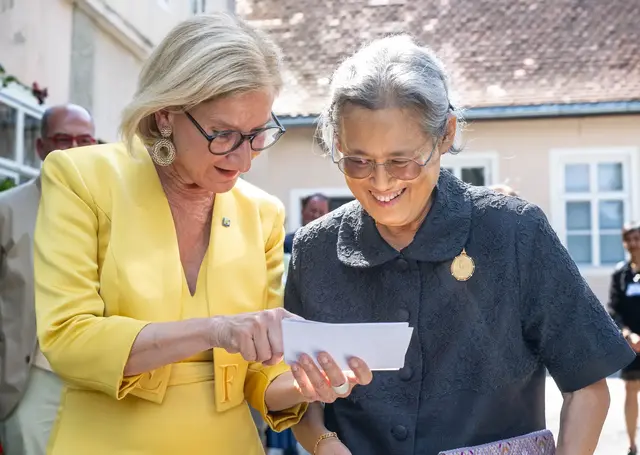 Begegnung im Zeichen von Kultur und internationalem Austausch: Landeshauptfrau Johanna Mikl-Leitner mit Prinzessin Maha Chakri Sirindhorn von Thailand | Foto: NLK Khittl