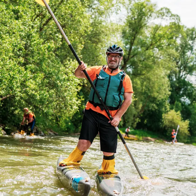 Ein Mann fährt mit einem Skijak auf dem Wasser