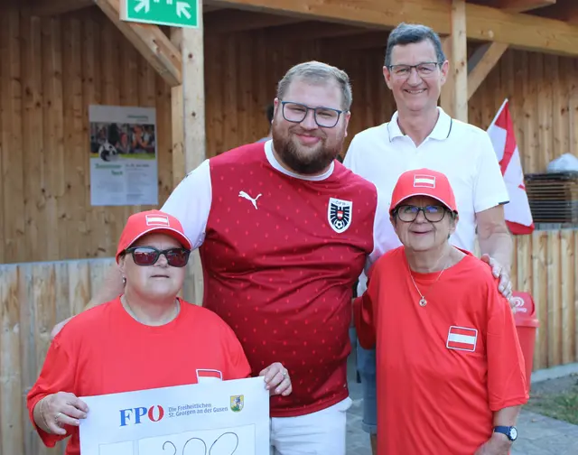 FPÖ-Ortsparteiobmann Lukas Peitl und Lebenshilfe-Arbeitsgruppenleiter Horst Lebschy mit Bewohnerinnen der Lebenshilfe St. Georgen an der Gusen. | Foto: Lebenshilfe St. Georgen an der Gusen