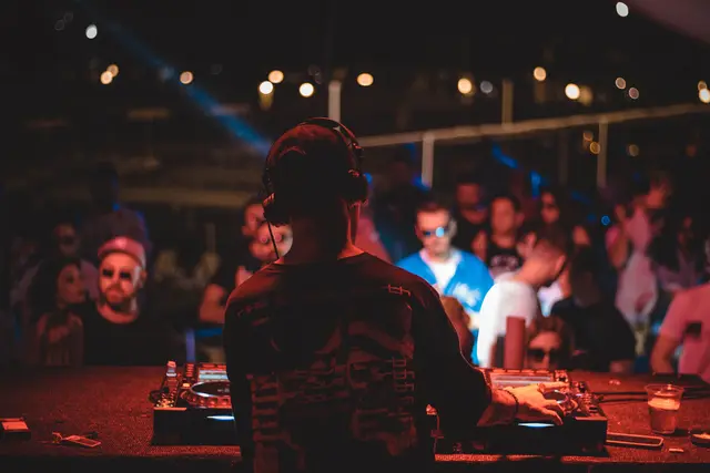 Riesen Sensation bei den deutschen Hörercharts! Austro Hardstyle Deejay DJ Feuerapfel schafft es mit seinem Hardstyle Track "Eine Welle für Chris Kelle" als erster Hardstyle Deejay überhaupt auf Platz 1! | Foto: rohatsevci/pixabay