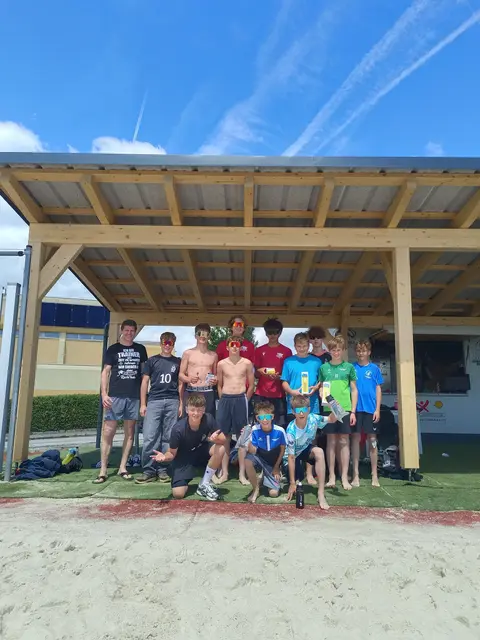 Die U15-Burschen unter dem neuen Unterstand. Die neue Überdachung beeinhaltet auch einen "Pool".   | Foto: Reischl