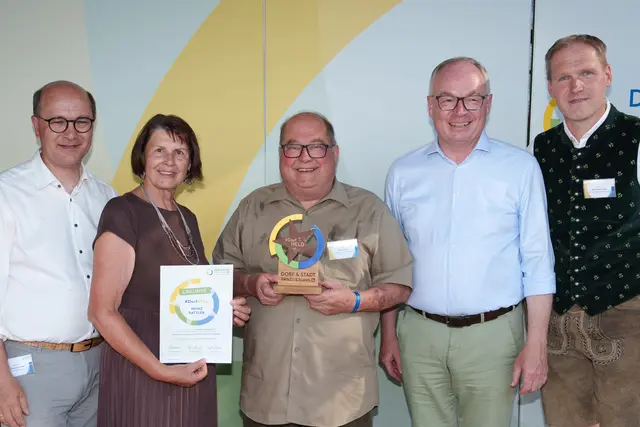 Kirchschlag in der Buckligen Welt: Präs. Johannes Pressl, Obfrau Maria Forstner, Dorfheld Heinz Sattler, LH-Stv. Stephan Pernkopf, Vizebgm. Bernhard Pürrer
 | Foto: Josef Bollwein