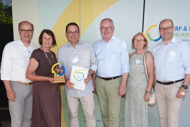 Hochneukirchen-Gschaidt: Präs. Johannes Pressl, Obfrau Maria Forstner, Dorfheld Herbert Trenker, LH-Stv. Stephan Pernkopf, Sonja Trenker, Bgm. Thomas Heissenberger | Foto: Josef Bollwein