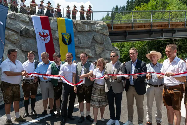 Der symbolische Bandschnitt markierte die offizielle Eröffnung des neuen Rad- und Gehwegs in der Wildschönau. | Foto: Wildschönau Tourismus Niek Belder