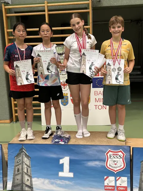 Die Ennser Nachwuchssportler freuen sich über ihre Erfolge beim Heimturnie. | Foto: Askö Enns Badminton