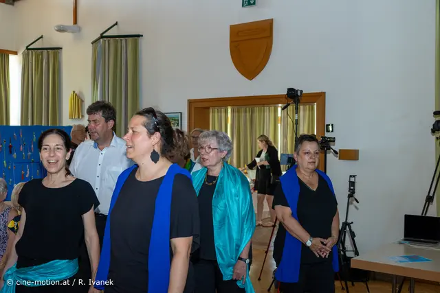 Sonja Spalt - Chormitglied der Village Voices Rauchenwarth (2. von rechts). | Foto: cine-motion.at / R. Ivanek