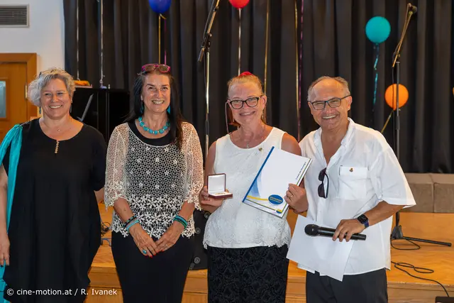 Sabine Baumgartner, Vera Rigele, Sonja Szuchar (Sängernadel Gold - LSK und Antecknadel und Medaille Gold -CHNÖ) mit Obmann Wolfgang Szuchar (vlnr). | Foto: cine-motion.at / R. Ivanek