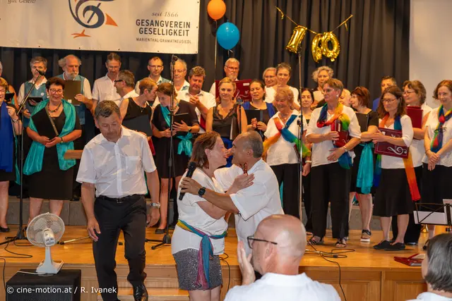 Obmann dankt der ehemaligen Chorleiterin Birgit Selholfer. | Foto: cine-motion.at / R. Ivanek