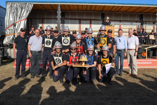 Jubel bei der Wettkampfgruppe Obergrub über den Doppelsieg in Bronze und im Fire-Cup. | Foto: BFKDO Hollabrunn