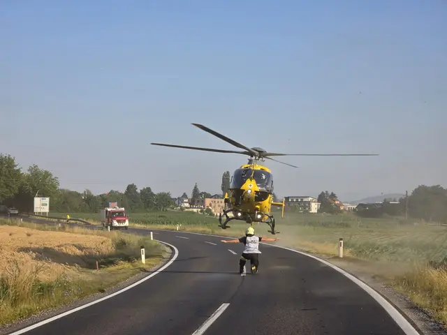 Straßensperre: Der Rettungshubschrauber landete auf der Umfahrungsstraße in Kalsdorf. | Foto: FF Kalsdorf