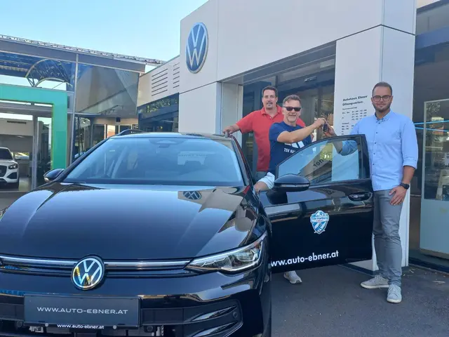 Schlüsselübergabe für den neuen VW Golf Variant vor dem Autohaus Ebner in Hartberg | Foto: TSV Hartberg