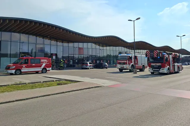 Die automatische Brandmeldeanlage des Einkaufszentrum Thayapark detektierte Rauch in einem ihrer Shops. | Foto: FF Waidhofen/Thaya