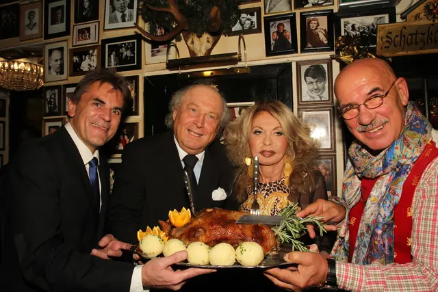 Am Foto: Marchfelderhof-Juniorchef Peter Grossmann, Friedrich und Jeannine Schiller und Jubilar Otto Retzer (v.l.). (Archiv) | Foto: Meidl