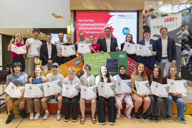 Die Teilnehmerinnen und Teilnehmer des TyrolSkills-Lehrlingswettbewerbs mit Organisatoren, Sponsoren, Jury-Mitgliedern und Ehrengästen. | Foto: WK Tirol / Die Fotografen