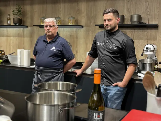 Die beiden Profis Manfred Stüfler (l.) und Stefan Fuchs (r.) geben ihre Erfahrungen und Kenntnisse weiter.  | Foto: Sabrina Moriggl
