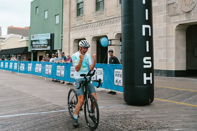 Thomas Mauerhofer finisht das Race Across America 2026 als Gesamt-Vierter — acht Jahre nach seinem schweren Unfall | Foto: Benjamin Helm