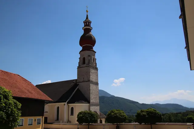 Die Kirche im Ortszentrum von Hallwang. | Foto: Schweighofer