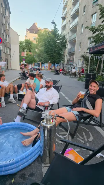 In der Esterházygasse wurde am Samstag, 27. Juni, getanzt, gelacht und gefeiert. | Foto: Lucca Teissig