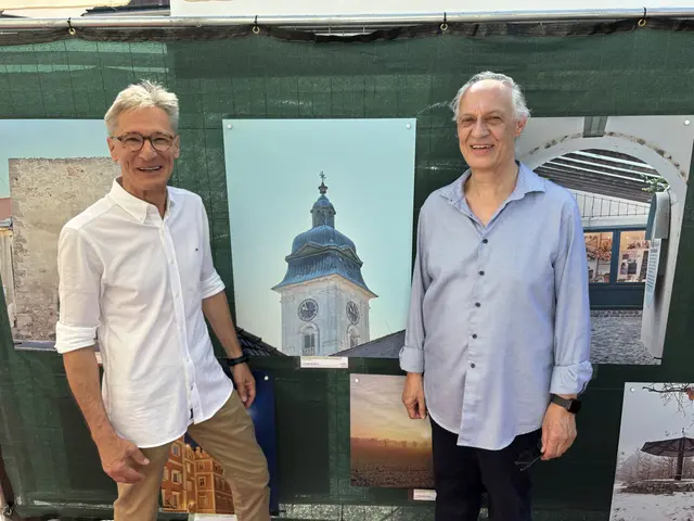 udolf Preyer und Michael Mazelle eröffneten die neue Freiluft-Galerie in der Znaimerstraße. | Foto: Alexandra Goll
