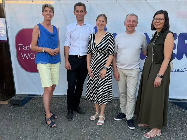 Nationalratsabgeordnete Martina Diesner-Wais, Lukas und Katharina Müllner sowie Bürgermeister Josef Ramharter und Ehefrau und Unternehmerin Ulrike Ramharter (v.l.) | Foto: Farbe & Wohnen Müllner