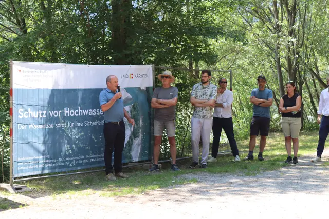 Proejkeiter Herbert Mandler erklärte den zahlreichen Besucherinnen und Besuchern, wieso die Revitalisierung der Drau notwendig geworden sei. | Foto: meinbezirk.at/Alen Grabic
