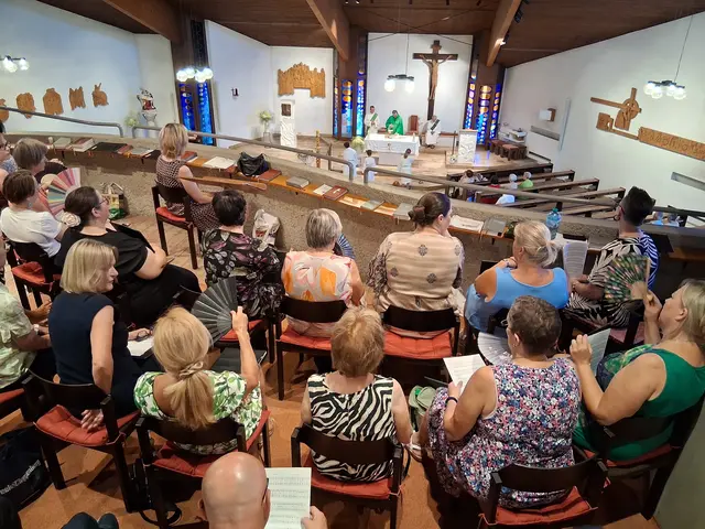 Der Flugfelder Kirchenchor CANTonio unter der Leitung von Andrea Schneider auf der Empore des neuen Kirchenraumes der Illmitzer Kirche