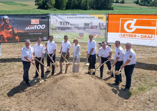 Mit den ehemaligen Kommandanten der fünf Paudorfer Feuerwehren: v.li.n.re.: Landesfeuerwehrkommandant Dietmar Fahrafellner, Michael Heigl, Helmut Auer, Bürgermeister Martin Rennhofer, Landeshauptfrau Johanna Mikl-Leitner, Feuerwehrkommandant Christof Unfried, Erich Rupp, Hannes Lechner und Martin Berner | Foto: NLK Khittl