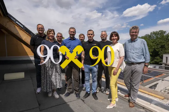 1 Reihe v.l.: Bürgermeistern Doris Kirstorfer,, Obmann Ing. Mag. Peter Bubits, Bankstellenleiter Marco Baumgartner, Geschäftsleiterin Dir. Mag. Sonja Laimer, Aufsichtsrat DI Gerald Rausch. 2 Reihe v.l.: Prok. Mag. (FH) Thomas Greider, Herr Zwanziger (Tischlerei Unterleuthner), Geschäftsführer Handler Group Martin Pertl, Architekt DI Klaus Pristounig | Foto: RRB Mödling