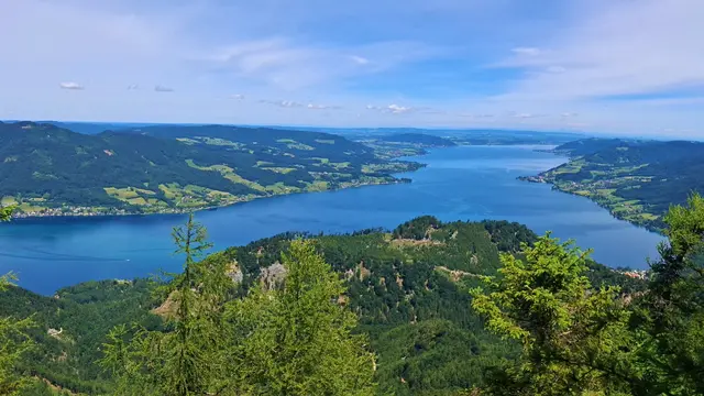 ...beginnend in Weißenbach am Attersee.
Eine steile, schweißtreibende ca. 2 Std. (800hm) Wanderung, die sich aber bei dem Ausblick, mehr als gelohnt hat. 