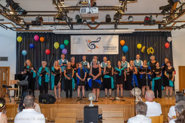 Village Voices Rauchenwarth unter der Leitung von Andrea Wiesinger. | Foto: cine-motion.at / R. Ivanek