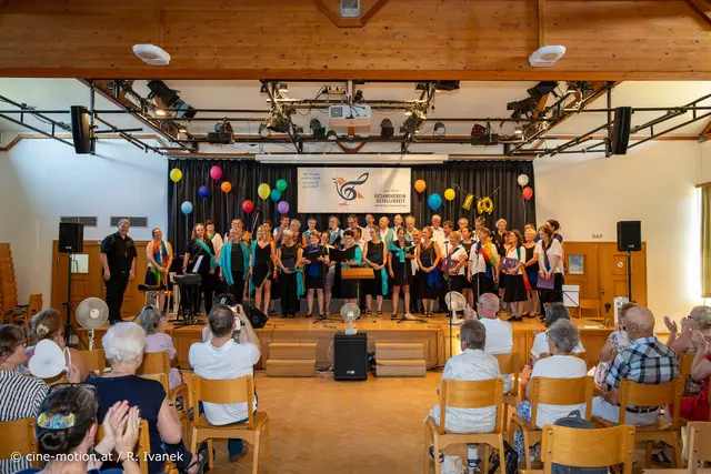 Gemeinschaftschor - Kuschelkurs auf der Bühne. | Foto: cine-motion.at / R. Ivanek