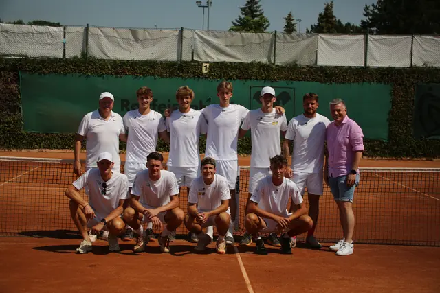 Mannschaftführer Robert Meissl, Michael Glöckler, Felix Fischer, Matyáš Kozlovský.  Obmann Klaus Dundalek, Lukas Steindl, Felix Steindl, Paul Schmid, Florian Doleys, Jakub Filipsky, Stadtrat Roman Fröhlich

 | Foto: Fetter