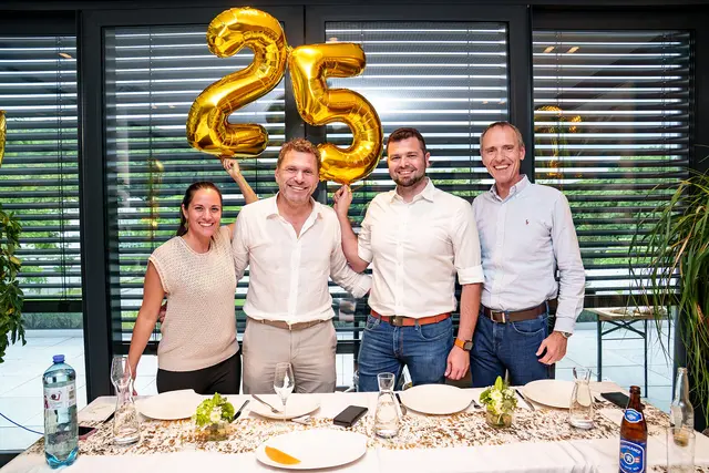 Anja und Claus Rechberger freuen sich mit ihrem Team über 25 Jahre Firmen-Jubiläum. | Foto: Lichtpunktfotografie