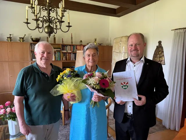 Mag. Brigitte Scherz (85. Geburtstag) mit Obmann der NÖ Senioren Katzelsdorf Johann Nistl und Bgm. Michael Nistl | Foto: Gemeinde Katzelsdorf